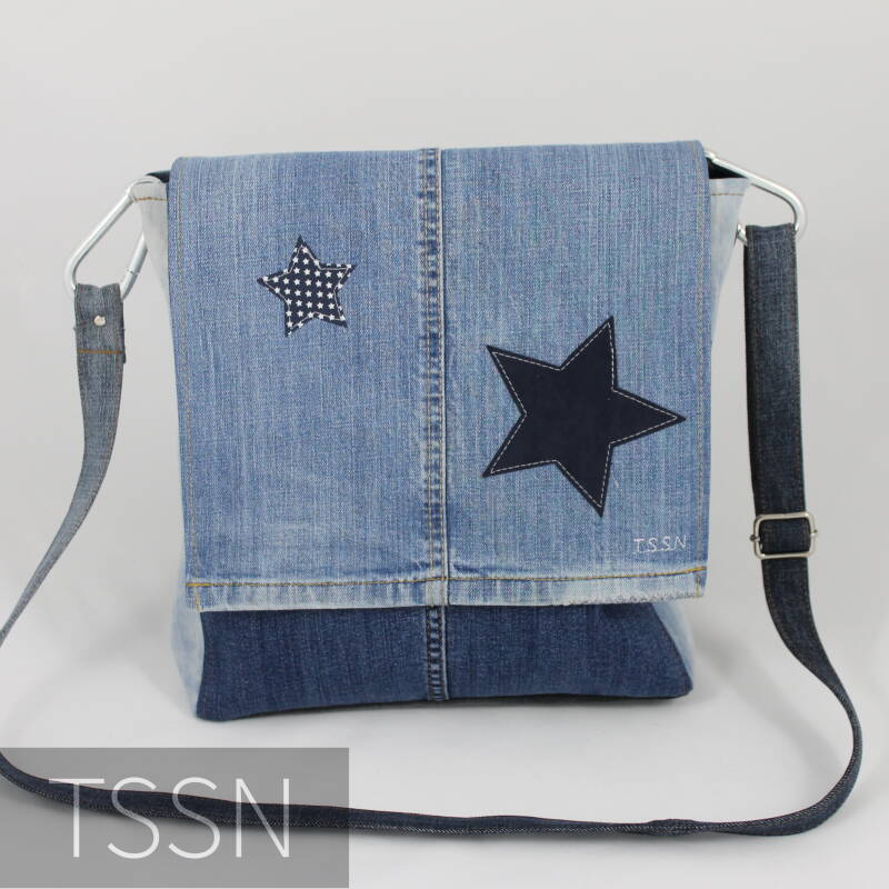 Voorkant jongens schooltas model Dez met sterren op de klep