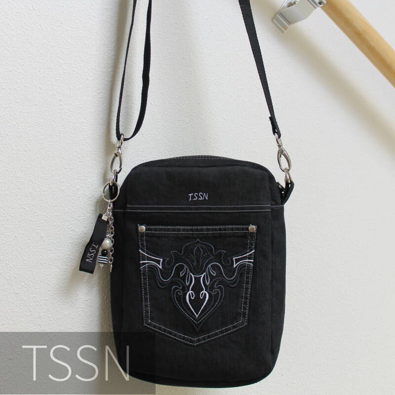 Zwart denim schoudertasje met bijzondere kontzak.