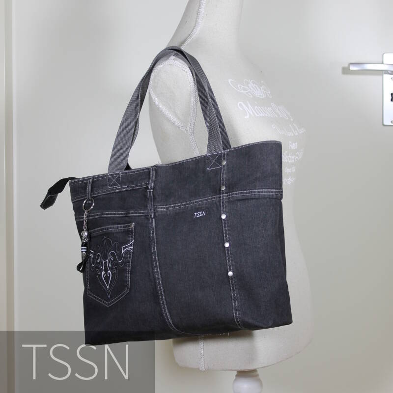 Shopper model Bente 2 gemaakt van een zwarte spijkerbroek, op paspop