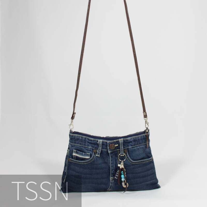 Klein tasje gemaakt van een klein babyspijkerbroekje