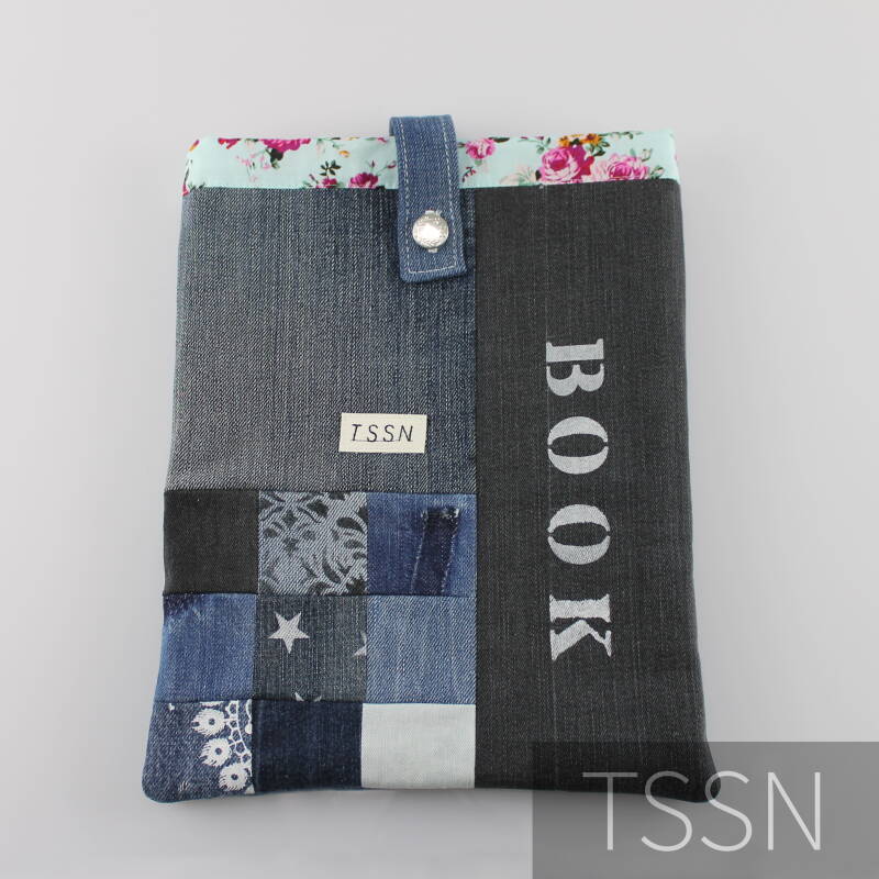Denim Book-sleeve maat L, gemaakt van verschillend gekleurde spijkerbroeken