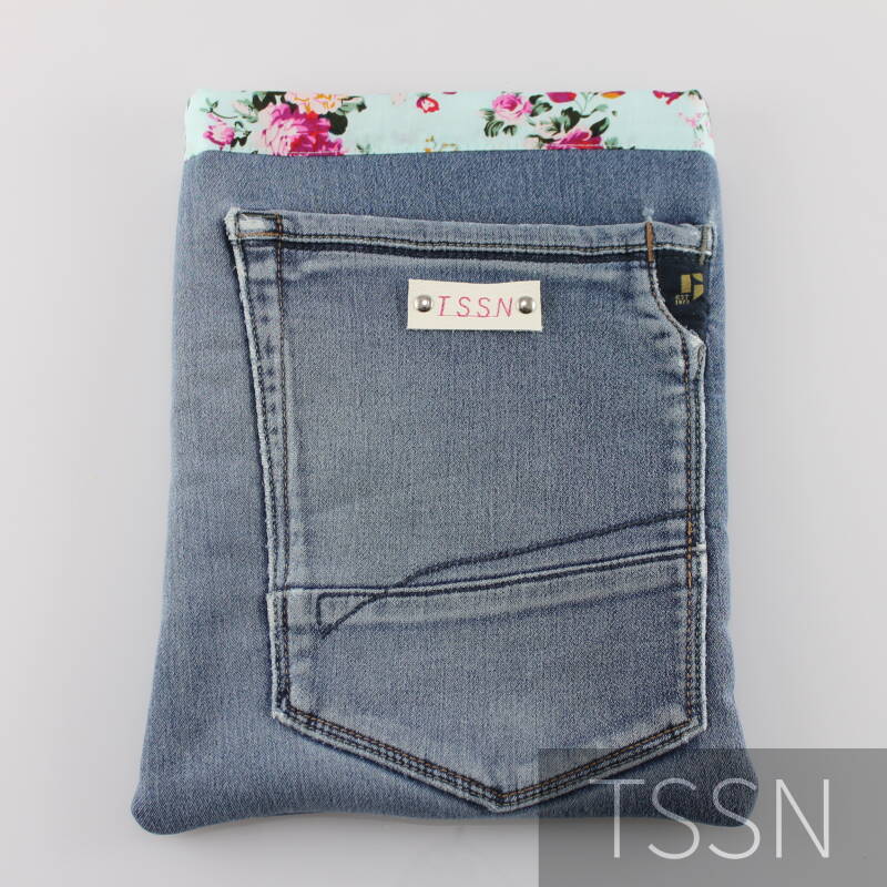 Voorkant denim book-sleeve maat M van oude spijkerbroek. 