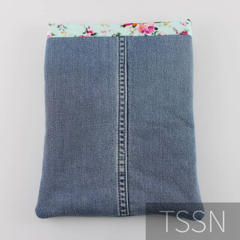 Achterkant denim book-sleeve maat M van oude spijkerbroek.