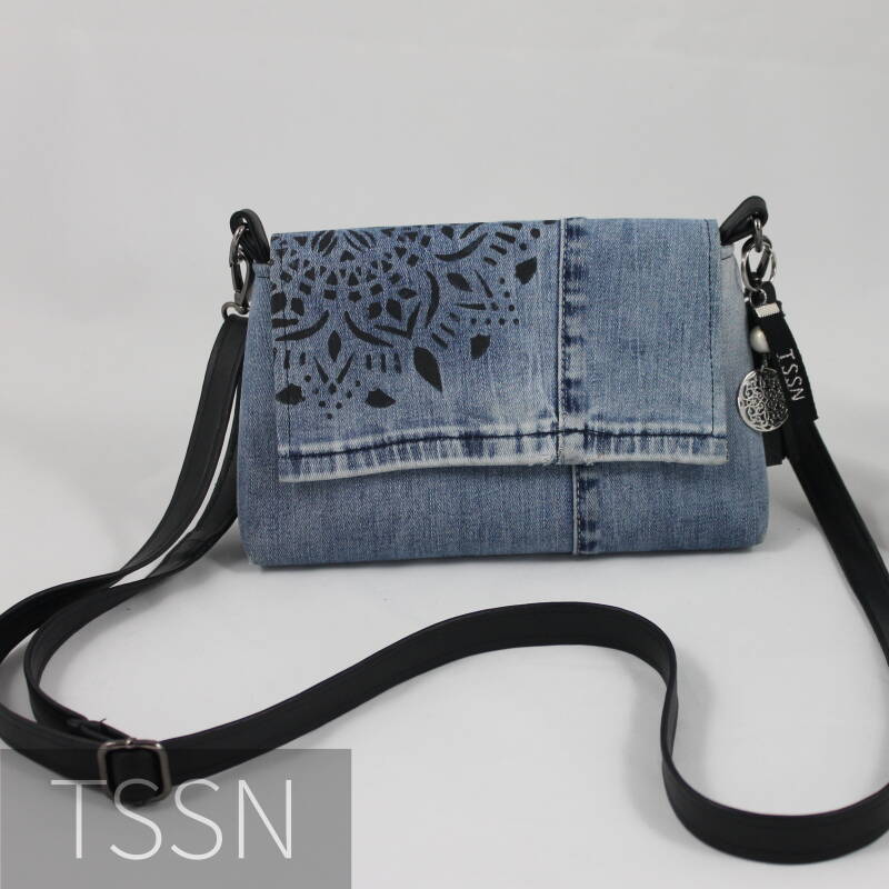 Stoer tasje gemaakt van een versleten spijkerbroek versierd met een mandala afbeelding