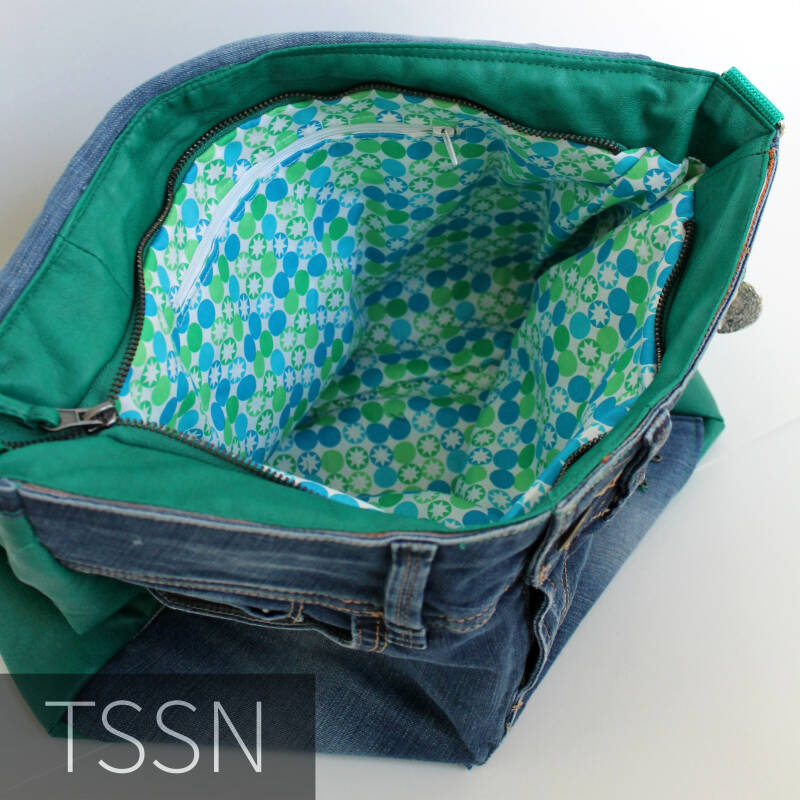 Binnenkant messenger-bag model Heidy van spijkerbroek en groen leer jasje met bijpassende voering.