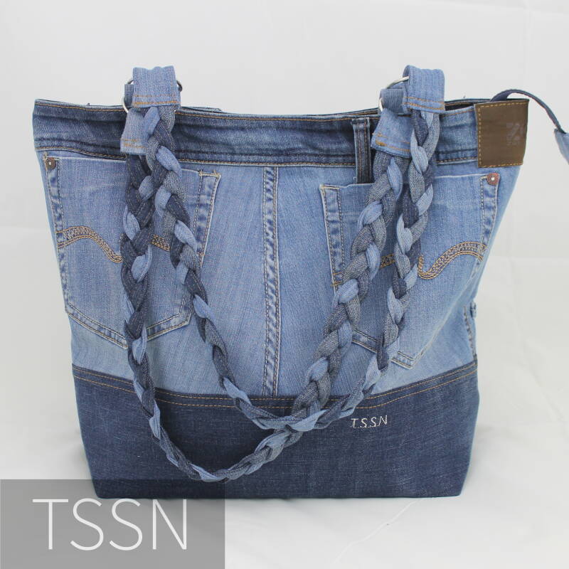 Achterkant shopper gemaakt van twee spijkerbroeken.