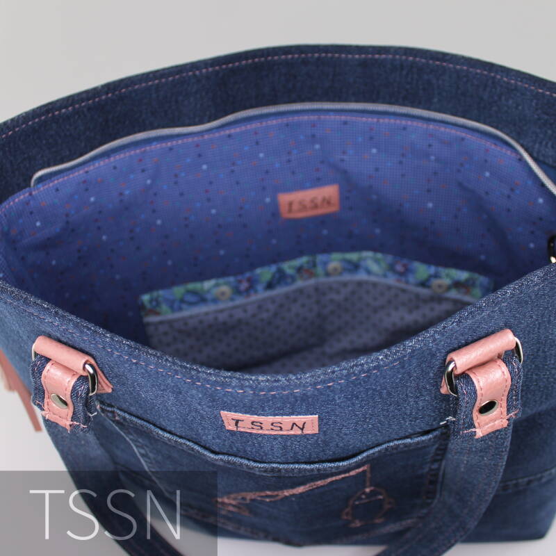 Denim herinneringstas is gevoerd met meerdere overhemden van de overledene.