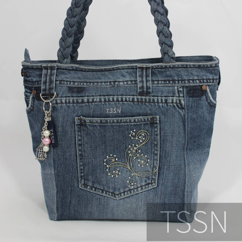 Leuke shopper gemaakt van een damesspijkerbroek met gevlochten draagbanden