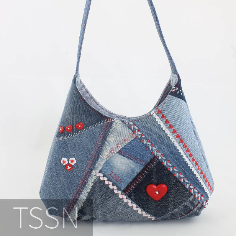 Hobo schoudertas in crazy patchwork gemaakt van restanten oude spijkerbroek