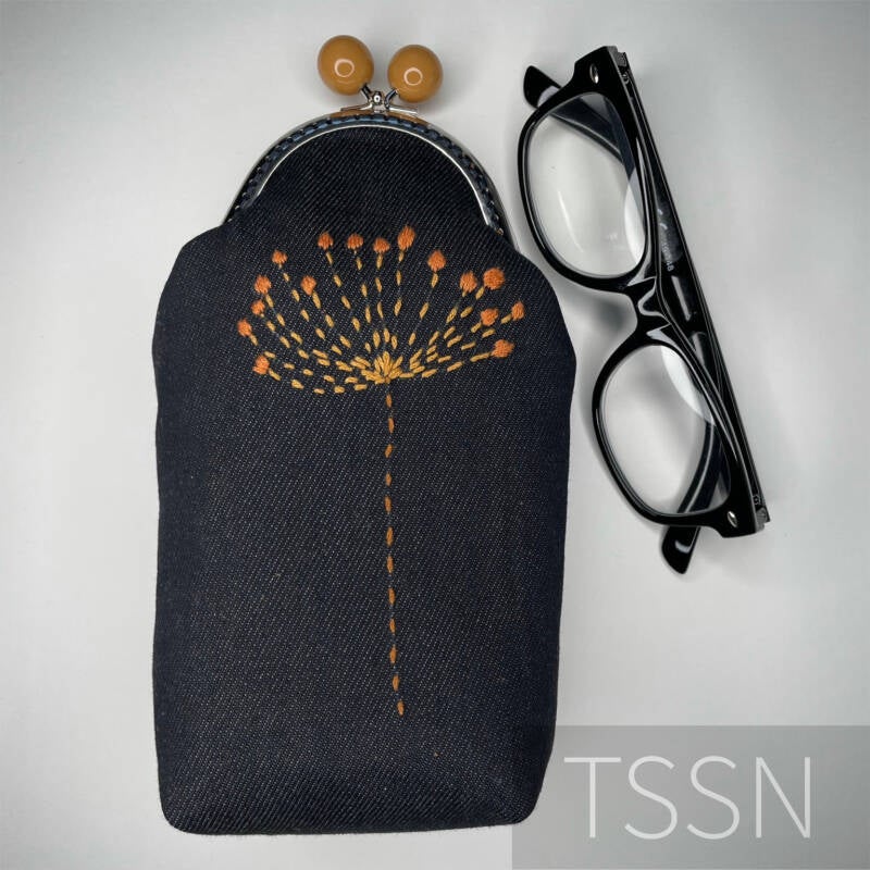 Geborduurde Denim Brillenkoker met bril voorkant