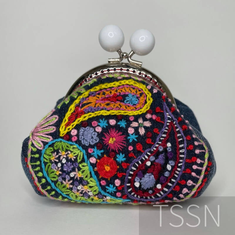 Klein denim geldbeursje met geborduurde afbeeldingen