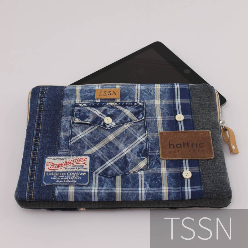 Voorkant van denim herinneringstas model iPad hoes met iPad.