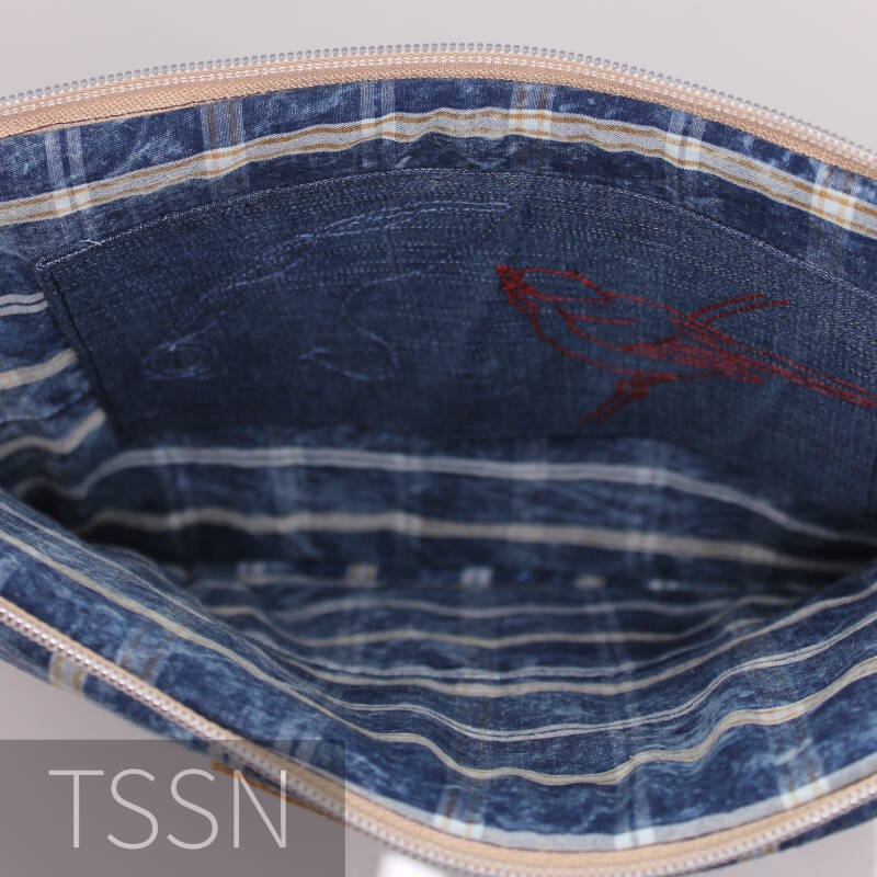 Denim herinneringstas model iPad hoes gevoerd met overhemd van de overledene.