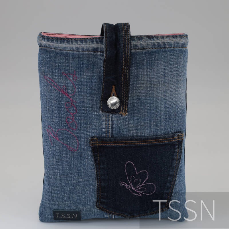 Herinnerings booksleev gemaakt van kleding van een overleden meisje