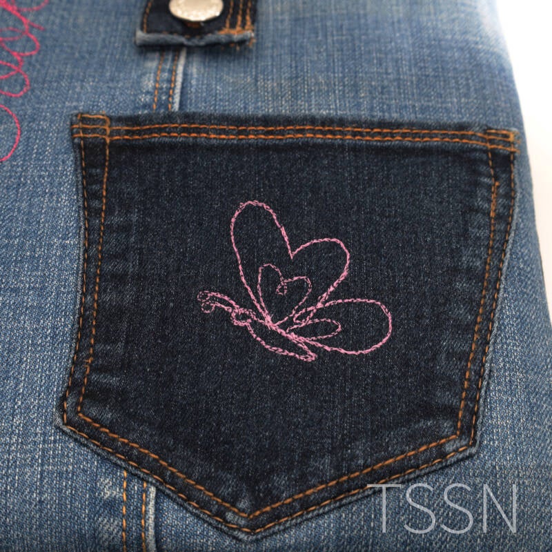 Uitvergroting kontzak met geborduurde vlinder herinnering Booksleev