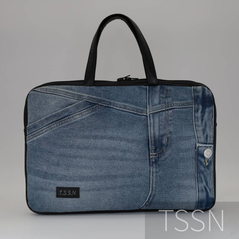 Herinnerings laptoptas gemaakt van een jeans en jurk.