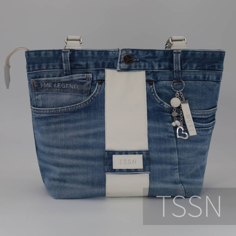 Voorkant van denim herinneringstas model Eva 2  gemaakt van 1 spijkerbroek en leer van een stoel.