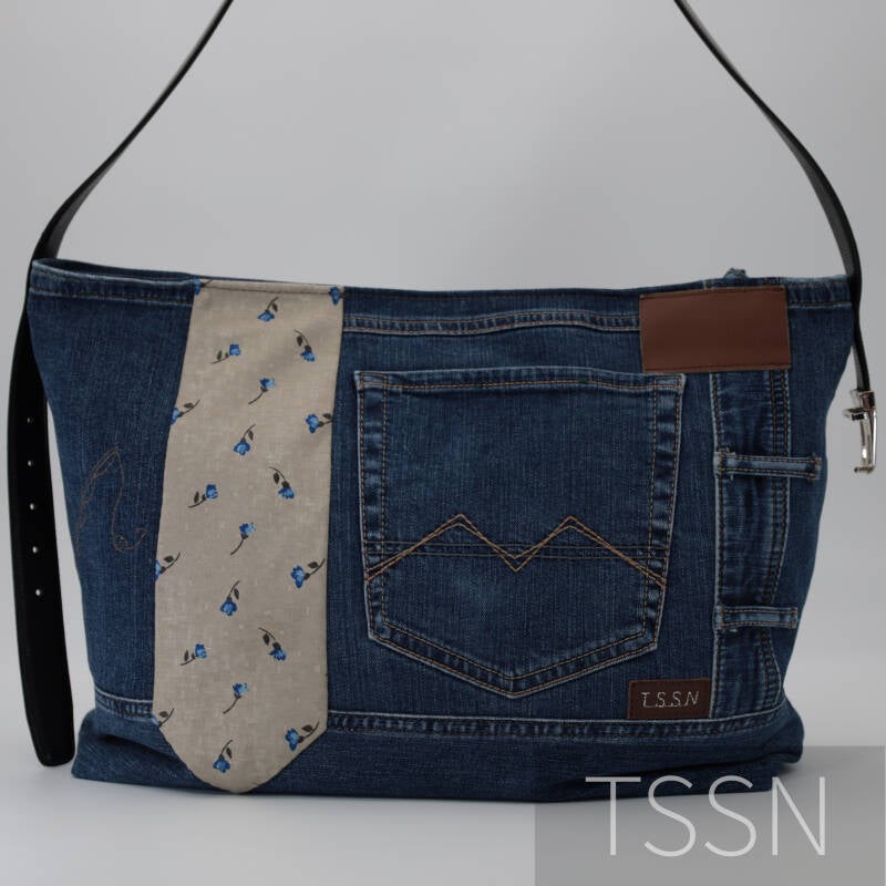 Herinneringstas model Paisley van een spijkerbroek en delen van een trouwpak.