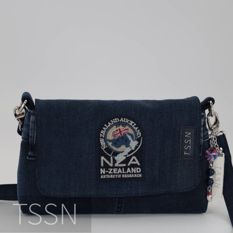 Voorkant van denim herinneringstasje model Tessa 6 met op de klep een applicatie van een winterjas.