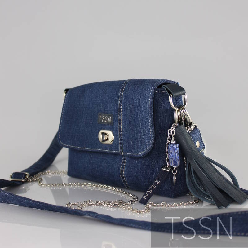 Klein tasje gemaakt van kledingstukken van een overleden dierbare