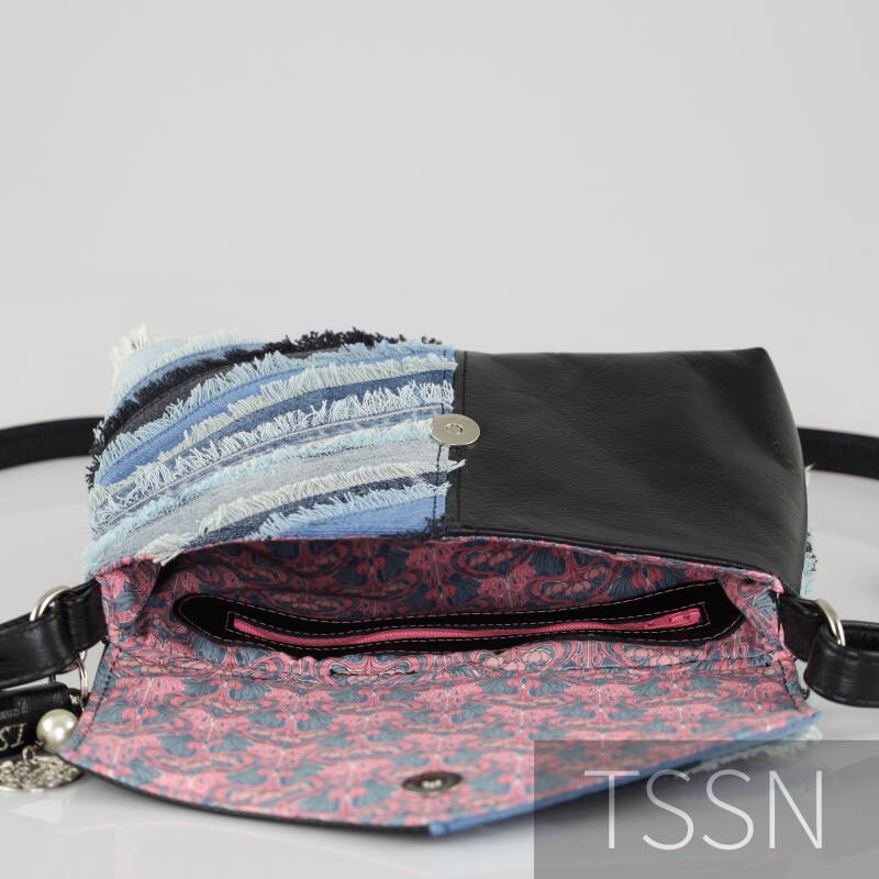 Binnenkant tas model Harley  van zwart leer van oud bankstel en verschillende kleuren spijkerbroeken