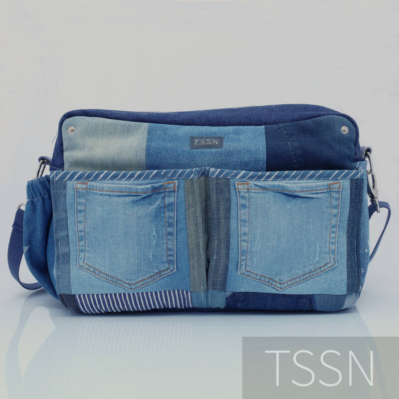 Achterkant denim luiertas met 2 vakken voor luiers en schoonmaakdoekjes.