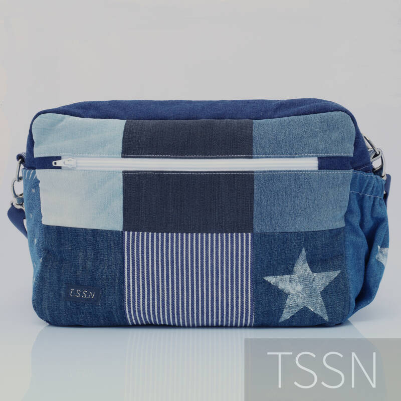 Voorkant denim luiertas als matje van de tas af is.