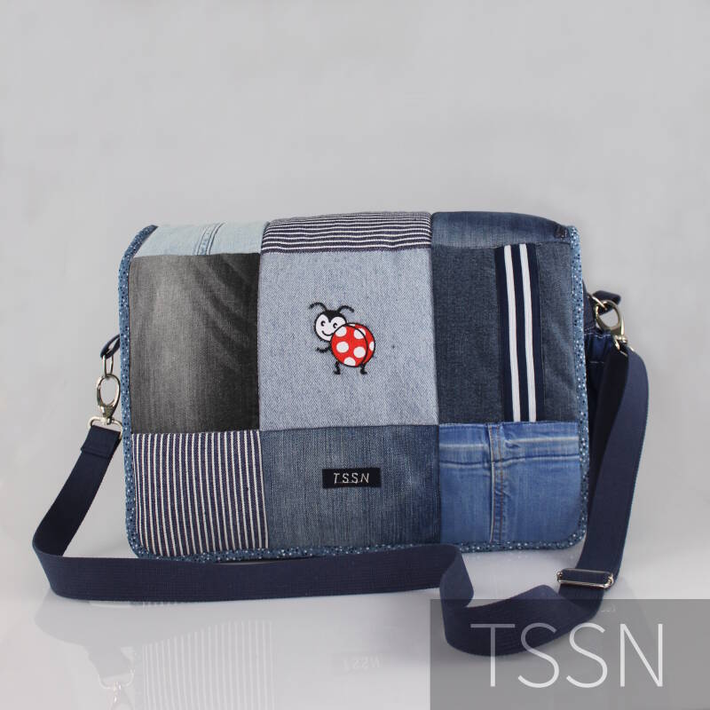 Stoere luiertas, gemaakt van verschillend kleurde denim broeken