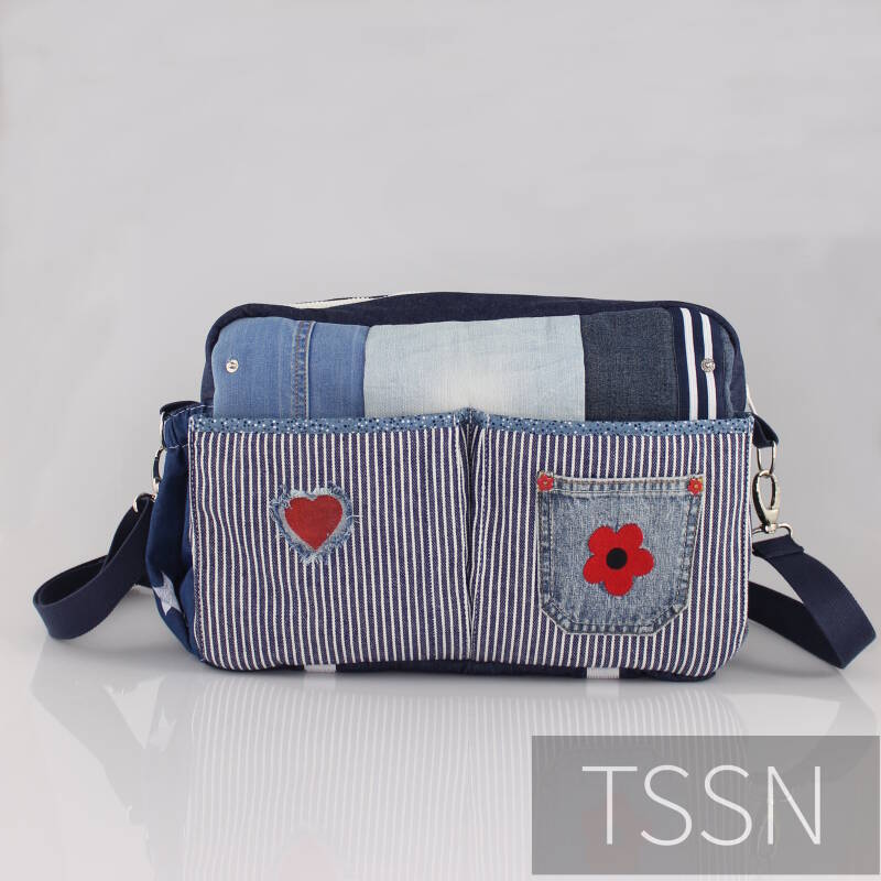 Achterkant denim luiertas met 2 vakken voor luiers en schoonmaakdoekjes.