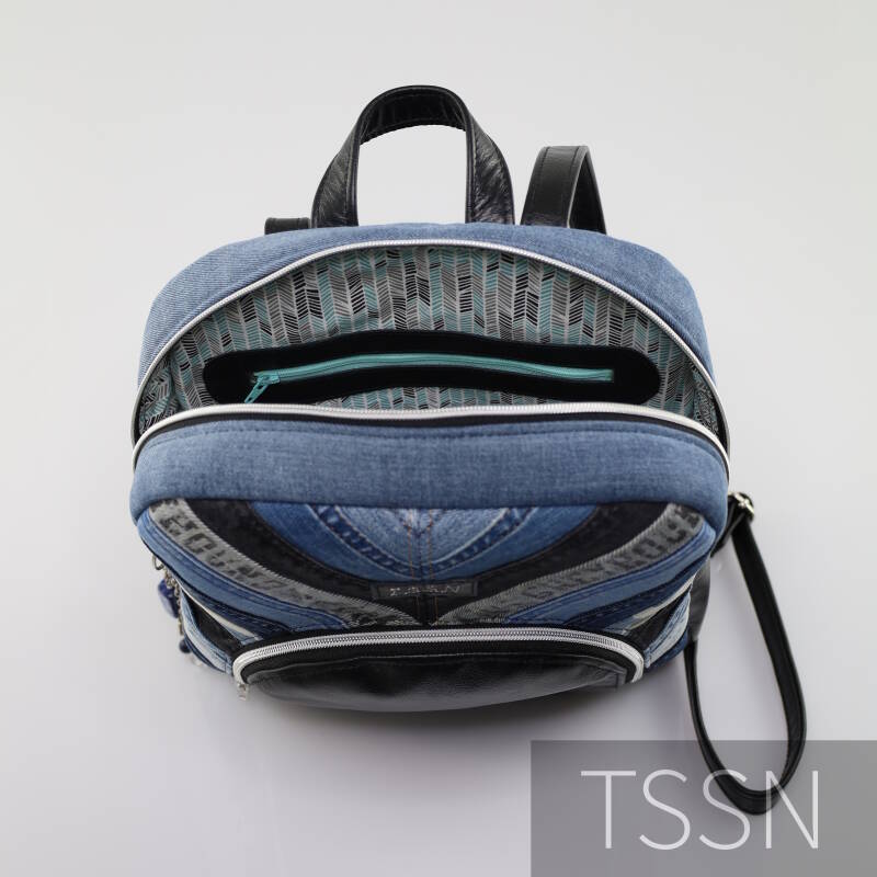 Zijkant denim luiertas met vakje voor bijvoorbeeld een mobieltje.