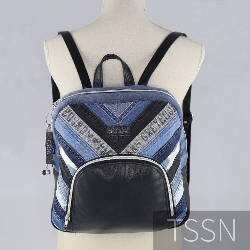 Uniek rugtasje gemaakt van stroken verschillend gekleurde spijkerbroeken