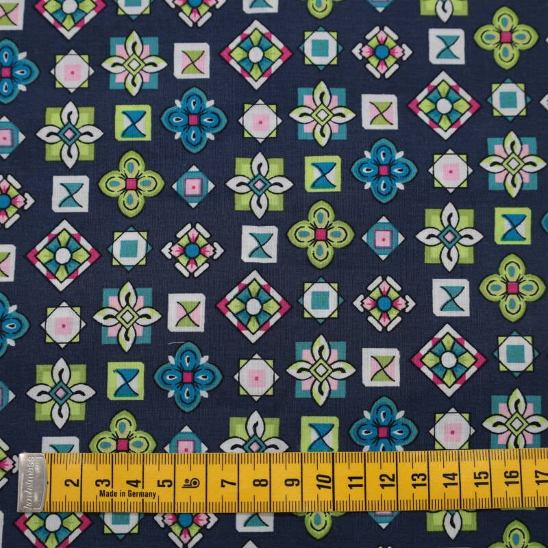 donkerblauwe ondergrond met afbeeldingen in meerdere kleuren