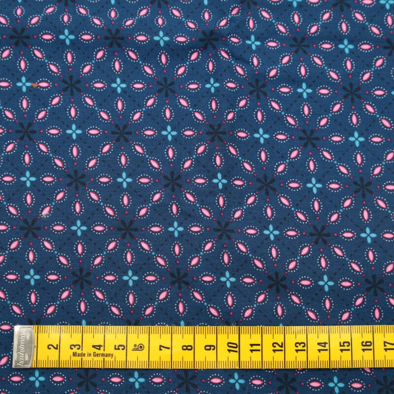 donkerblauwe ondergrond mofief in zwart, roze en turqoise