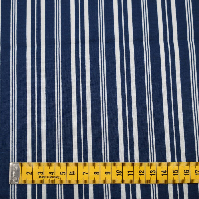 donkerblauwe ondergrond met witte strepen in verschillende diktes