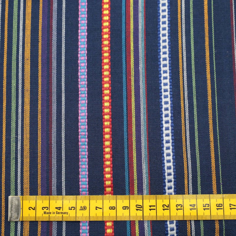 donkerblauwe ondergrond met streepjes in verschillende kleuren