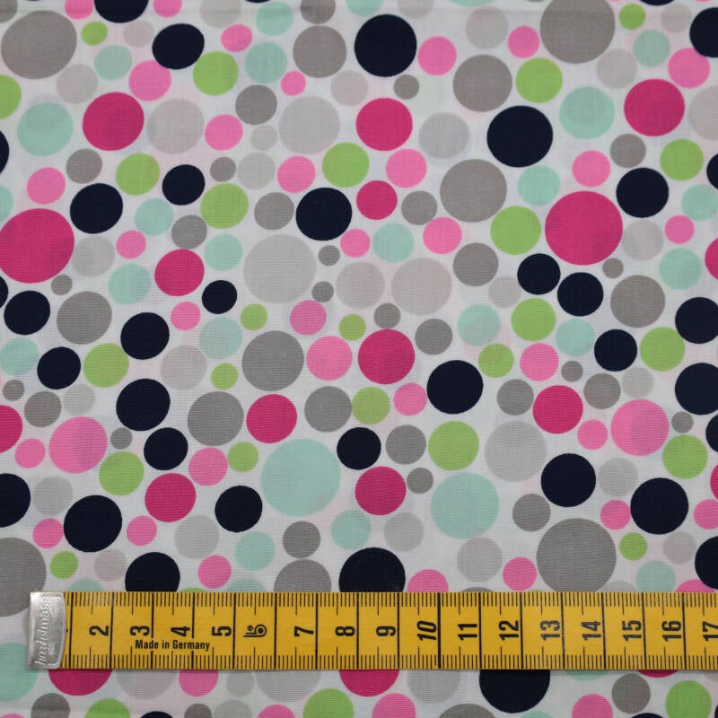 witte ondergrond met balletjes in donker en licht blauw, grijs, roze, groen