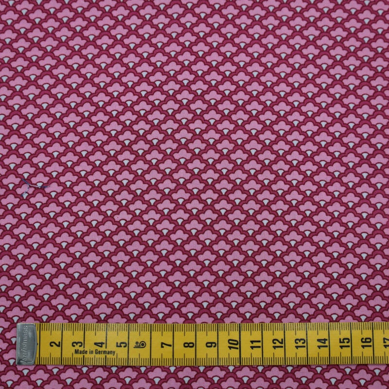 donker roze ondergrond met roze bloemknopjes motief