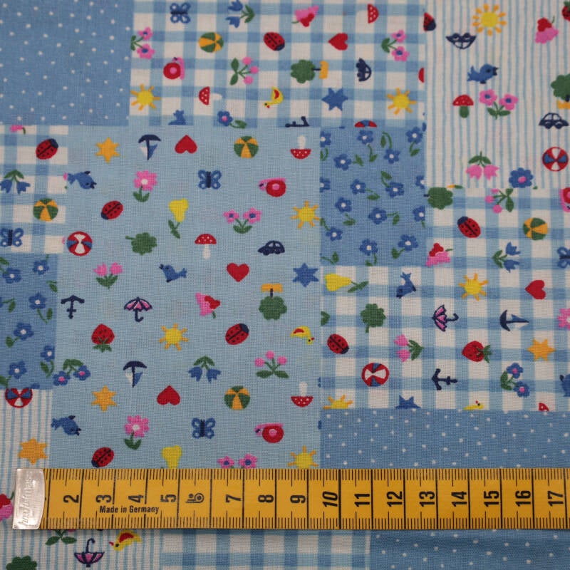 witte ondergrond met lichtblauwe ruitjes in verschillende groten met bloemetjes