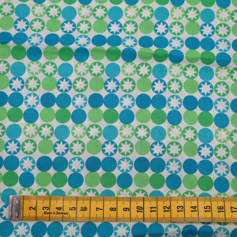 witte ondergrond met blauwe en groene balletjes