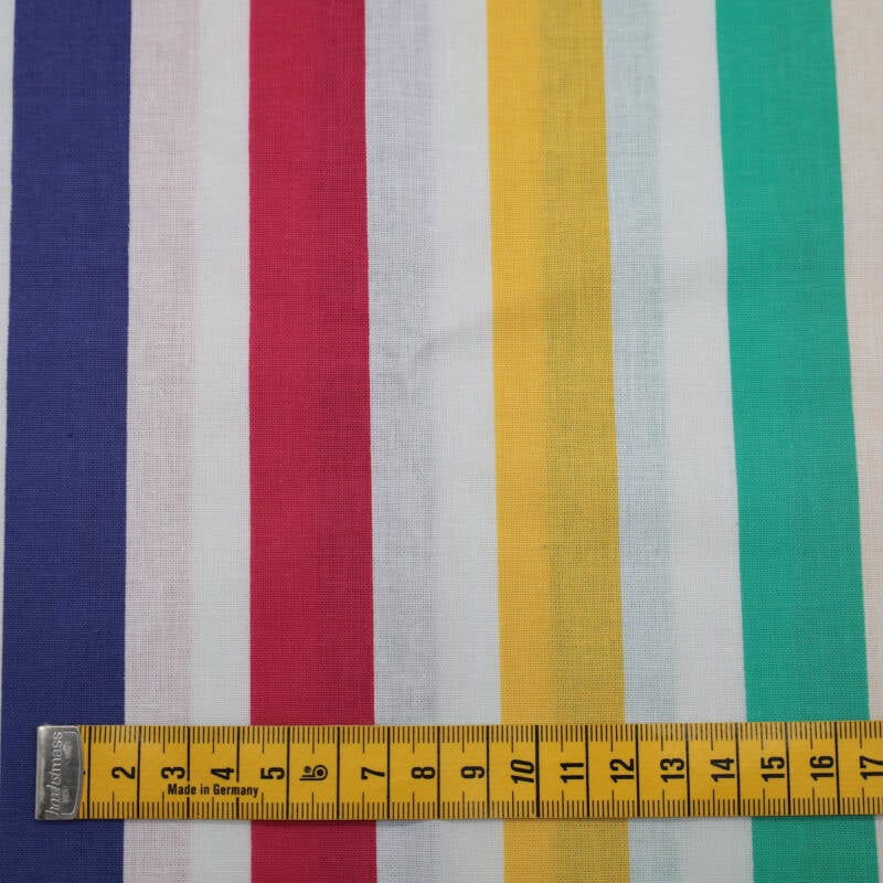 witte ondergrond met brede strepen in blauw, rood, geel en groen