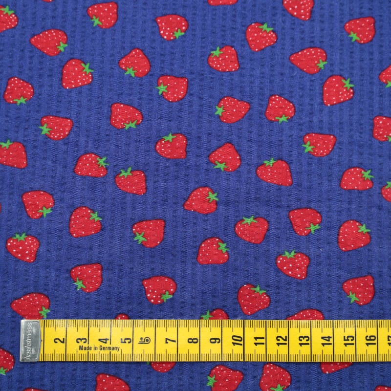 kobalt blauwe seersucker met rode aardbeitjes