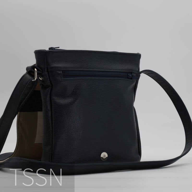 Voorkant tas Yvonne met met weggeslagen klep