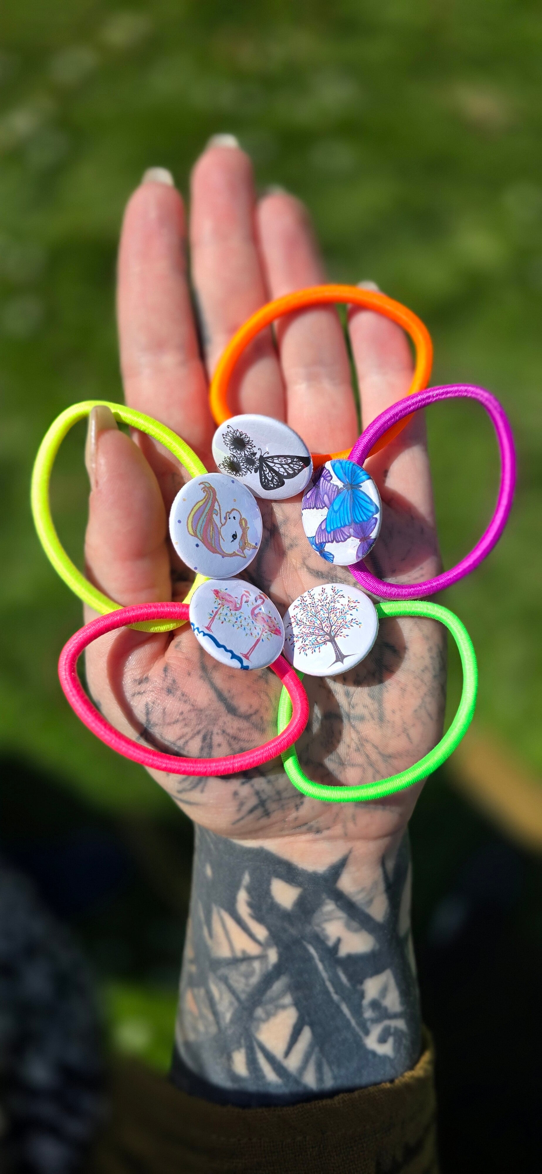 Haaraccessoires mit Buttonmotiv als Haargummi, Haarklammer oder Haarnadel