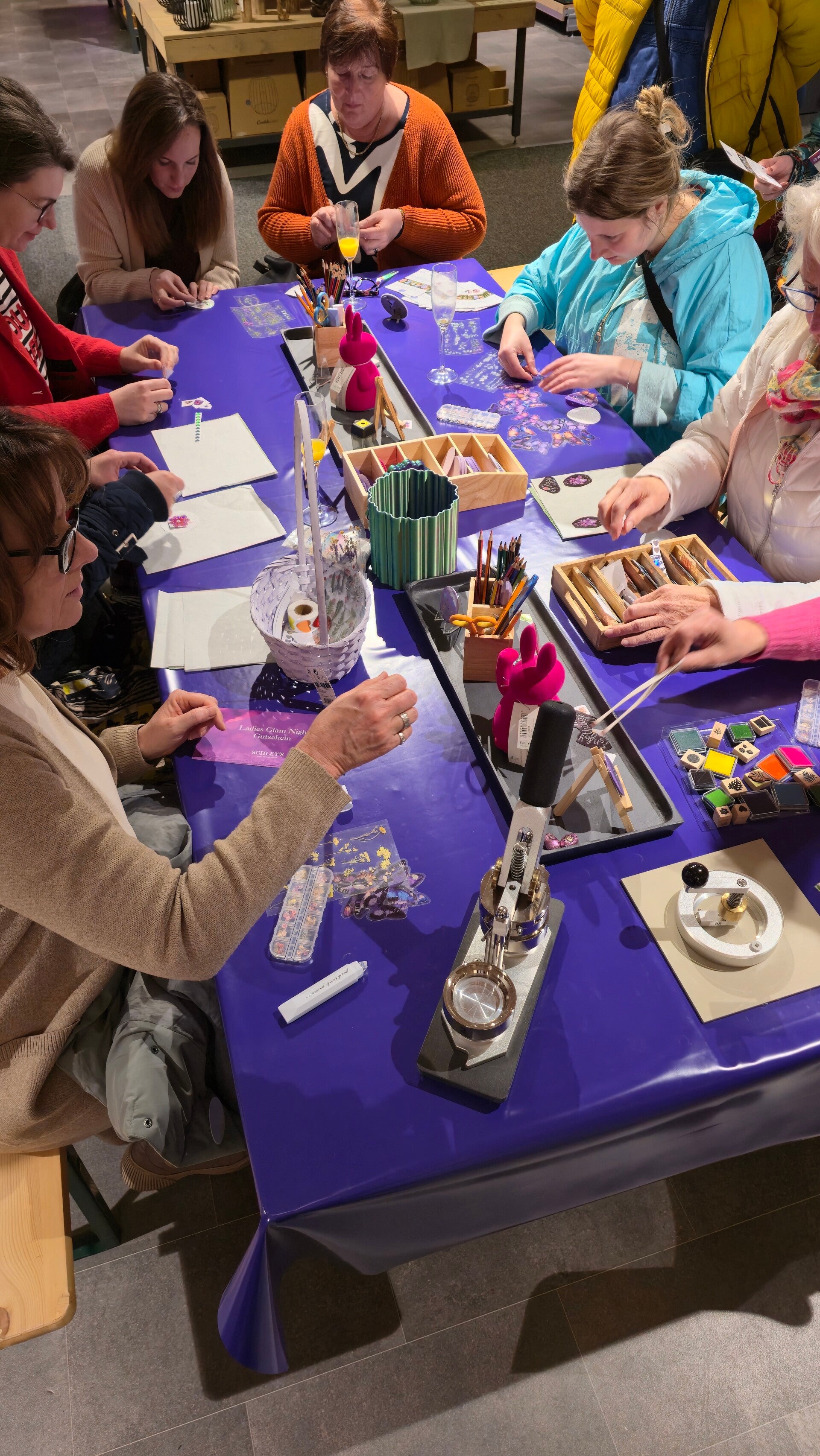 denkbuttisch Buttonaktion bei einem Event mit automatischer Buttonmaschine und Workshop-Station