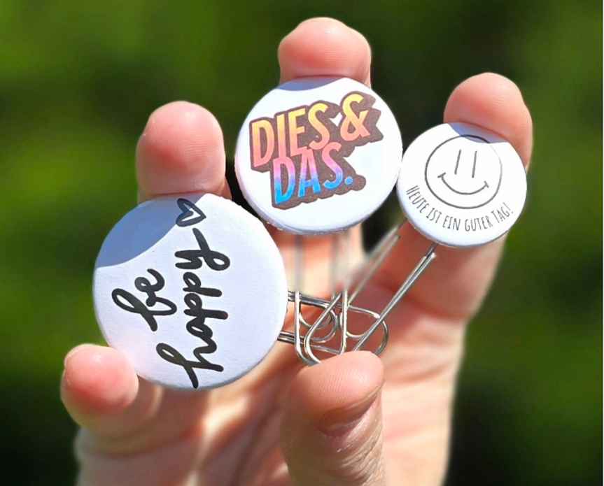 Lesezeichen und Büroklammern mit Buttonmotiv von denkbuttisch®