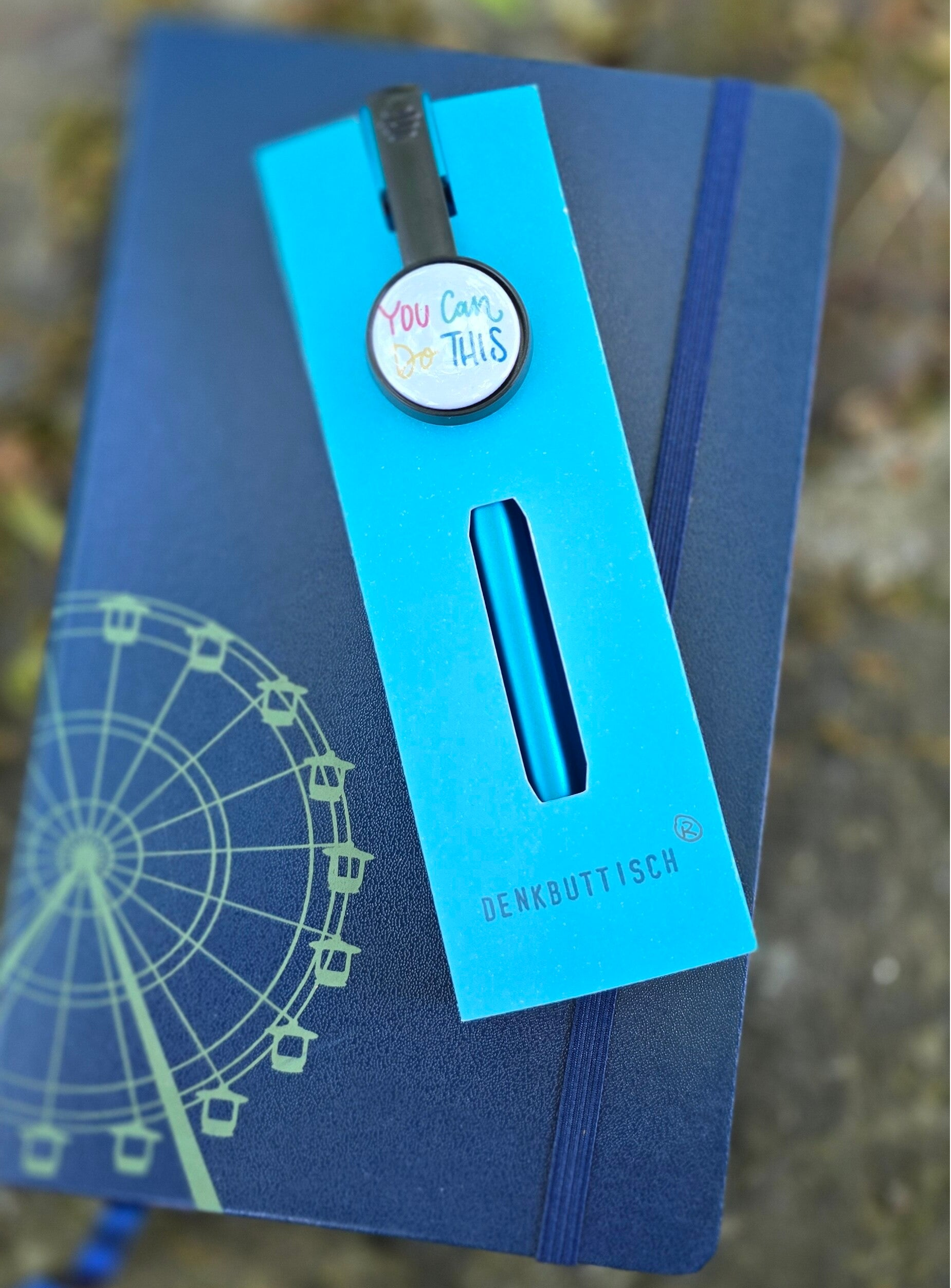 Türkiser 3-in-1 Gelstift mit You-Can-Do-This-Button auf denkbuttisch® Verpackung