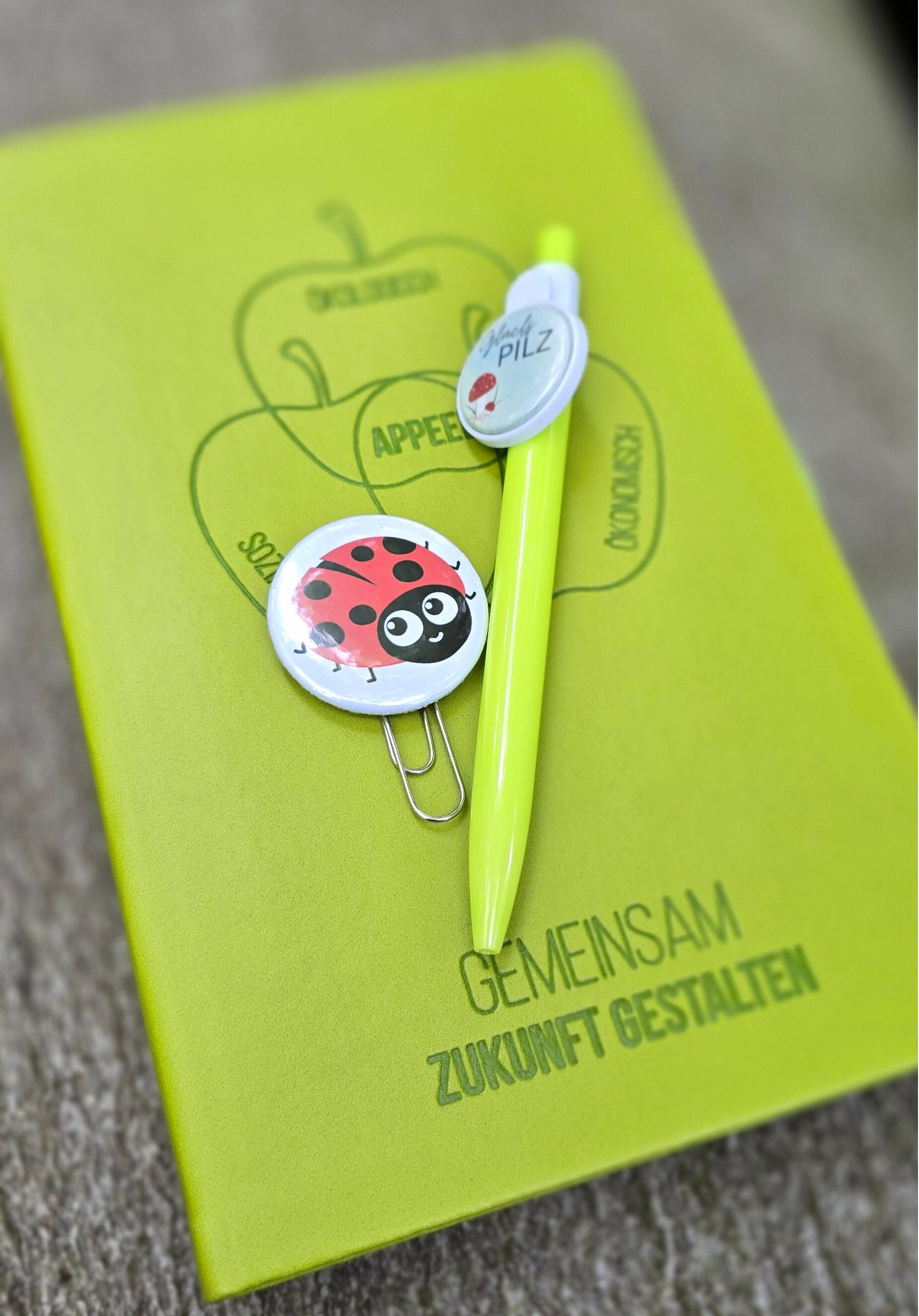 Kugelschreiber mit Buttonclip als praktischer Alltagsbegleiter