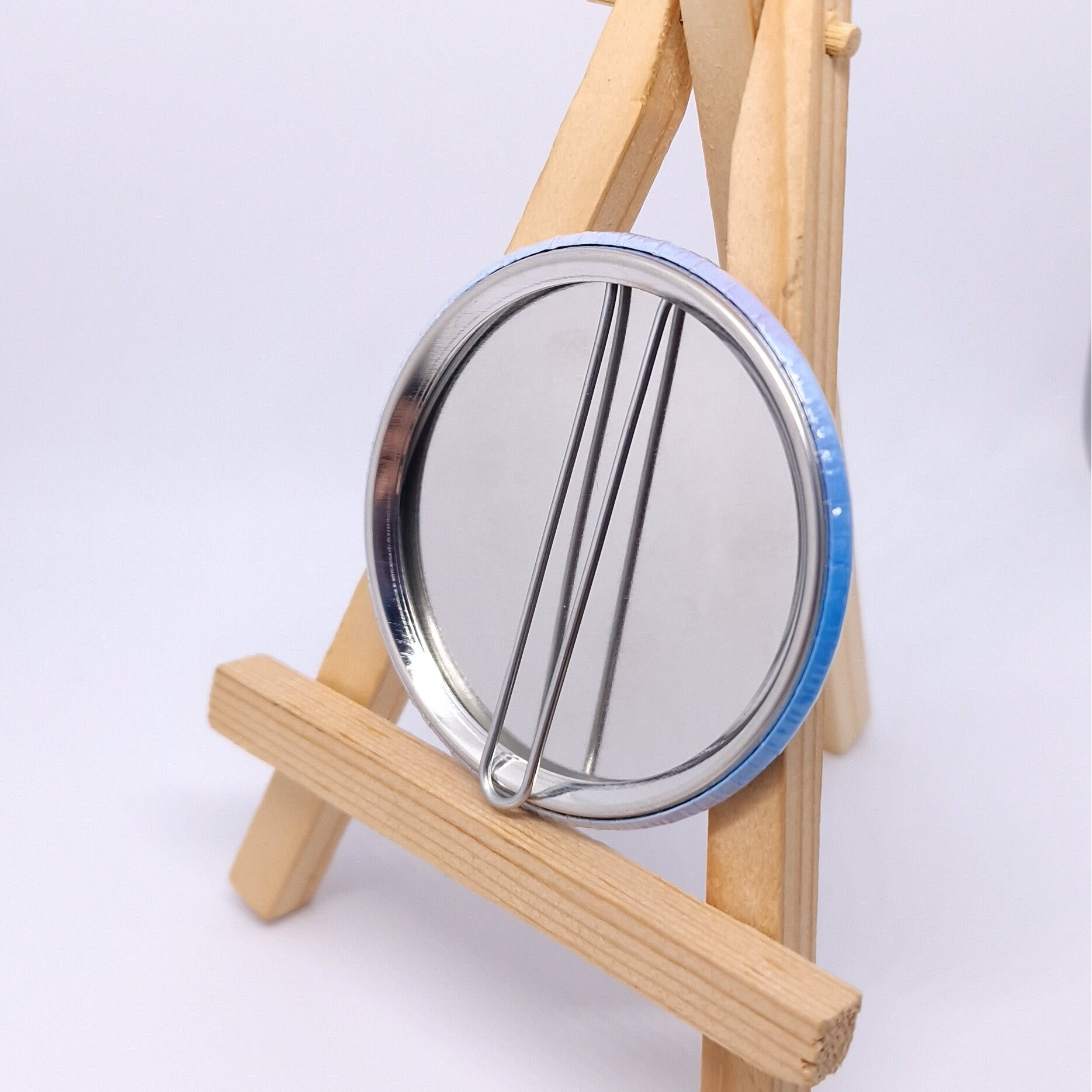 Rückseite einer Büroklammer mit rundem Button als kreatives Lesezeichen