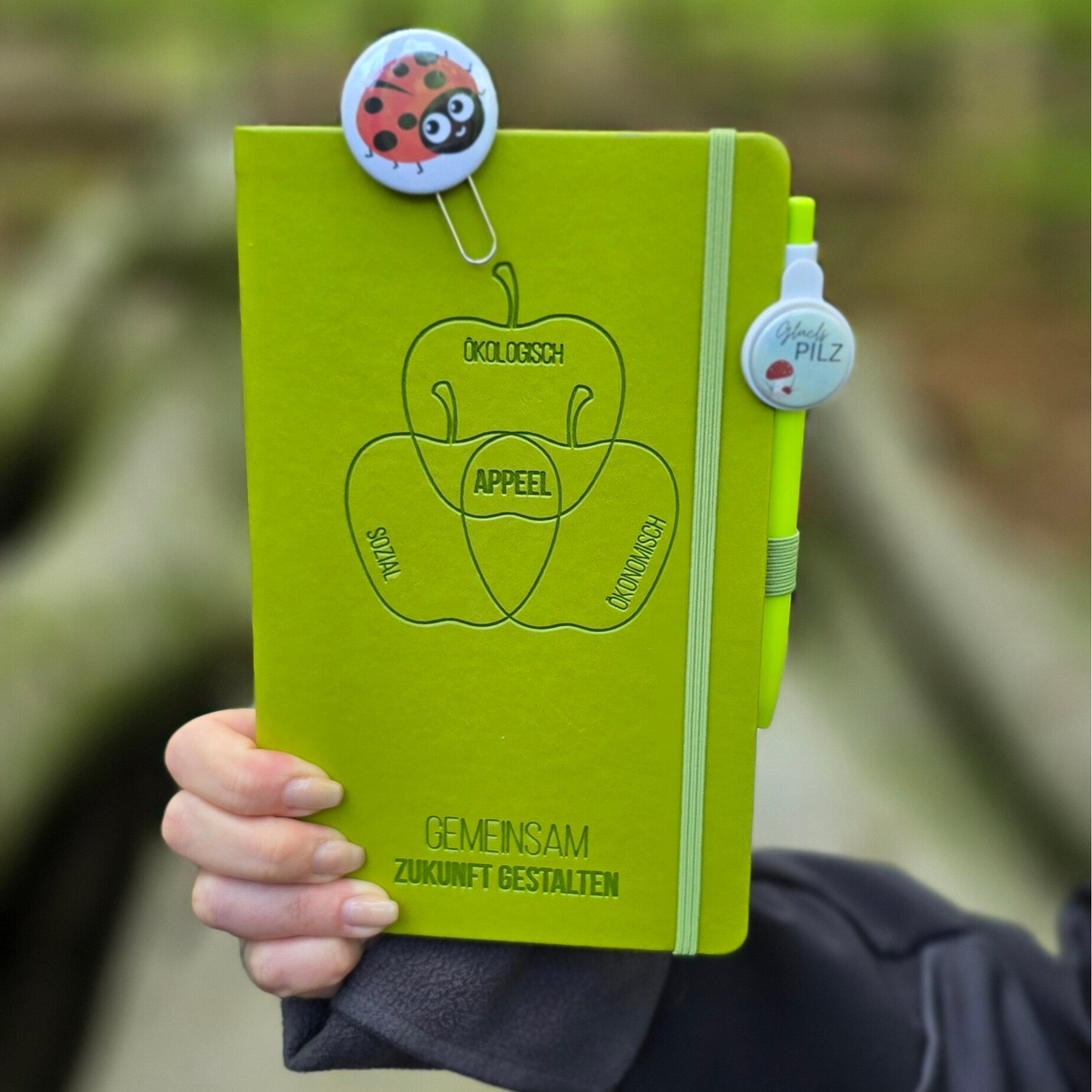 Lesezeichen mit Buttonmotiv im Buch als Anwendungsbeispiel