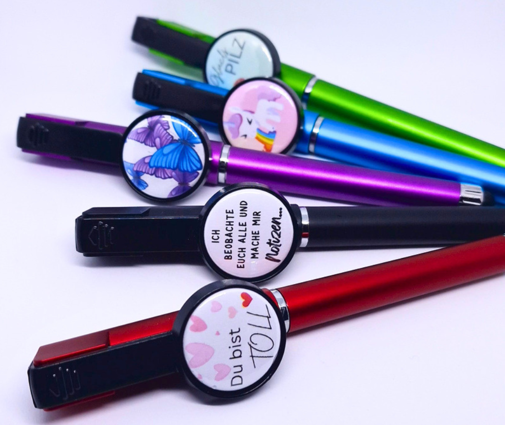 Bunte 3-in-1 Gelstifte mit 25-mm-Buttons und verschiedenen Motiven